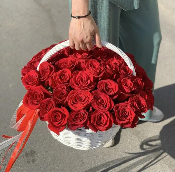 Корзина с красными розами