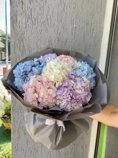 Букет из разноцветных гортензий